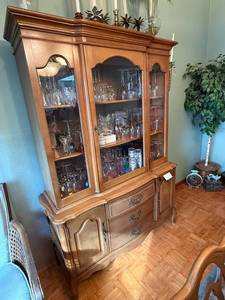 lot 63 image: Vintage Bassett Furniture China Cabinet - Contents not included