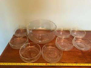 lot 80 image: Elegant 9-Piece Clear Glass Bowl Set - Large and Small Bowls