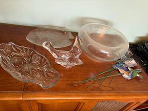 lot 86 image: Decorative Glassware Lot Fish Plate, Floral Dish, Swan Figurine, Bowl