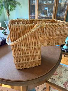 lot 114 image: Vintage Wicker Staircase Basket