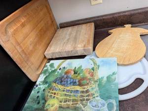 lot 116 image: Set of Wooden and Glass Cutting Boards - Mixed Lot