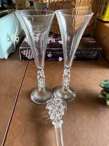 lot 118 image: Elegant Clear Cristal DArques Millennium Glasses with 2000 as the Stems Glass Champagne Flutes with Decorative Stopper Set