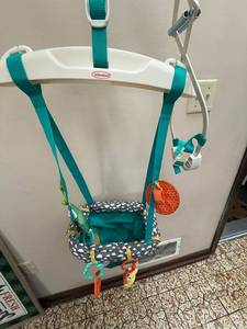 lot 152 image: Infantino Doorway Jumper with Toys for Babies