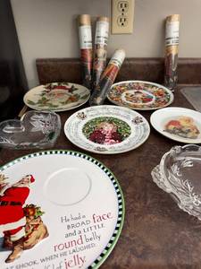 lot 159 image: Vintage Christmas Decorative Plate Collection & Glassware Set