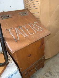 lot 243 image: Vintage Taters and Onions Wood Storage Box
