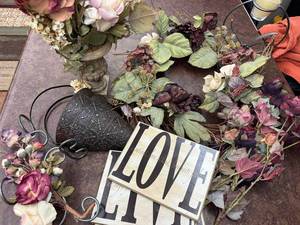 lot 269 image: Home Decor Bundle Artificial Floral Arrangements & Decorative Signs