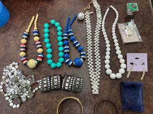 lot 291 image: Vintage Jewelry Collection Necklaces, Bracelets & Earrings