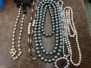 lot 292 image: Assorted Pearl Necklace and Bracelet Lot - Multiple Colors