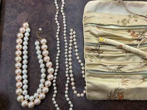 lot 293 image: Elegant Pearl Necklace Set with Embroidered Jewelry Pouch