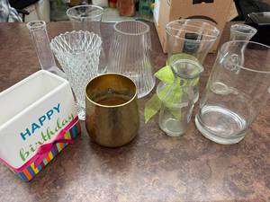 lot 298 image: Lot of Assorted Glass and Ceramic Decorative Containers