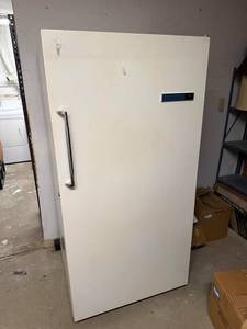 lot 303 image: Vintage Suburban Upright Fridge with Shelves and Key