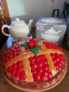 lot 35 image: Teapot & Gravy Boat with Covered Ceramic Pie Plate