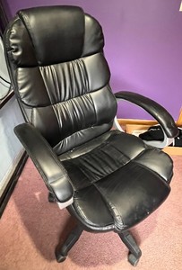 lot 14 image: Black Leather-style Executive Office Chair and floor mat - High Back, Padded Armrests, 5-Star Base