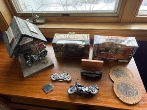 lot 30 image: Harley-Davidson Maisto Road King Classic Die-Cast 118 Set (2 Boxed Models)