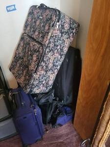 lot 113 image: Floral Pattern Upright Suitcase - Luggage Set