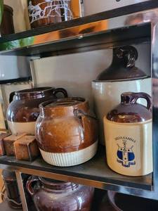 lot 162 image: Delta Gamma Crest Jar & 3 Brown Jars & 3 Cube Candles (Lot of 7)