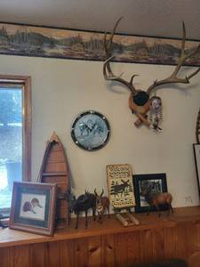 lot 167 image: Moose & Deer Figurines - Wolf Clock & Welcome Sign Rustic Cabin Decor