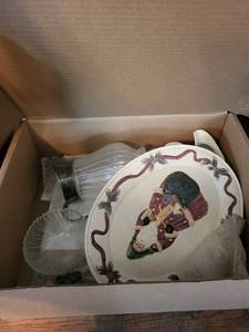 lot 177 image: Nutcracker Holiday Plate & Crystal Glassware with Autumn Harvest Creamer & Sugar Set