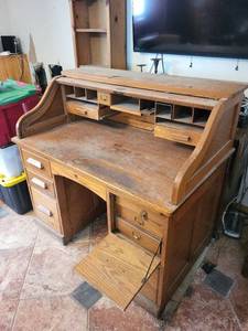 lot 179 image: Oak Roll-Top Desk with Hutch & Side Pedestals - Vintage Wood Office