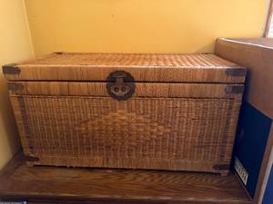 lot 62 image: Large Wicker Storage Chest with Metal Corner Latch - Vintage Basket Trunk