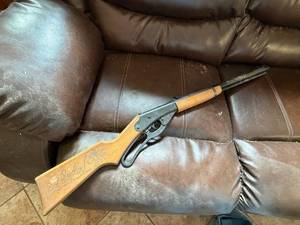 lot 223 image: Daisy Red Ryder BB Gun Carbine - Lever Action, Wooden Stock
