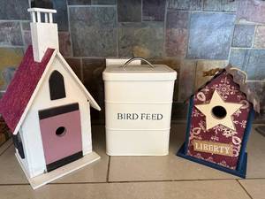 lot 317 image: Bird Feed Tin & 2 Decorative Bird Houses - White Farmhouse & Liberty Star
