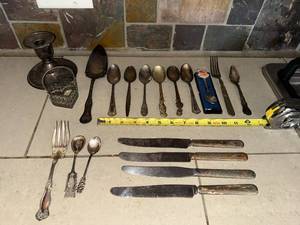 lot 320 image: Vintage Ornate Silverplated Flatware Set - Spoons, Knives & Forks, Tarnished