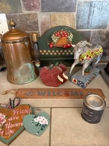lot 325 image: Vintage Copper Kettle, Painted Horse Figurine, Welcome Sign & Heart Decor Set