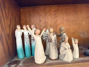 lot 329 image: Willow Tree Angels - Collection Figurines