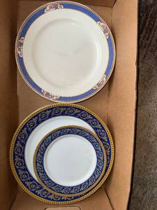 lot 336 image: Wedgwood Astor Dinner Plates - England Blue & Gold Border with Floral Accents