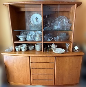 lot 4 image: Mid-Century Oak China Cabinet - Glass-Front Hutch with Display Shelves