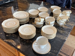 lot 245 image: Theodore Haviland Concorde Teacups & Saucers Set - Gold Trim - Made in USA