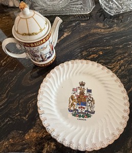 lot 246 image: London Cityscape Teapot & Canada Crest Plate - The Great British Pottery Company Limited