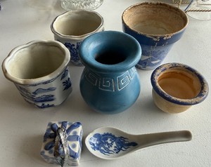 lot 263 image: Dining Room - Blue & White Chinese Porcelain Vases & Planters Collection with Dragon Spoon