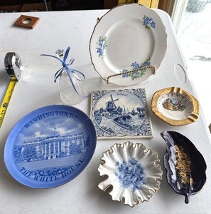 lot 264 image: Dining Room - Grosvenor Bone China Blue & White Transferware - White House Plate & Holland Windmill Tile