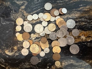 lot 391 image: Kitchen Bar - World Coin Mix - Assorted UK, European & Commonwealth Currencies