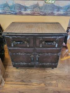 lot 12 image: Vintage Leather Steamer Trunk Cabinet - 32x18x31