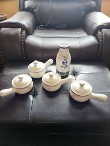 lot 275 image: Delft-Style Blue Floral Condiment Set with 4 Lidded Pots and Bottle Vase
