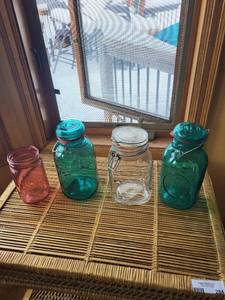 lot 287 image: Ball Mason Jars with Wire Bail Lids - Vintage Colored Glass (Lot of 4)