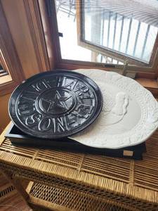 lot 291 image: Harley-Davidson Round Metal Plate - White Turkey-Relief Ceramic Plate - Black Rectangular Tray