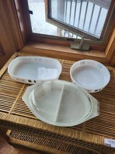 lot 301 image: vintage Bakeware Set with Glass Lid - 3-Piece Diamond Pattern