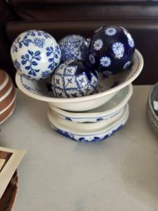 lot 305 image: Blue & White Chinese Porcelain Ginger Jars with Lids - Made in China - Floral Pattern (Set of 4)