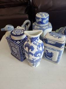 lot 311 image: Blue & White Chinese Porcelain Vases, Jars & Teapot Collection