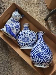 lot 313 image: Blue & White Porcelain Vases & Cat Figurine (Lot of 3)