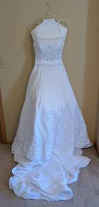 lot 138 image: UL - Ginza Collection Bridal Wedding Dress - Size 8 with Veil