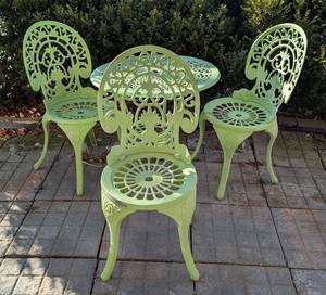 lot 142 image: BY -Vintage Mint Green Painted Metal Bistro Set - Round Table