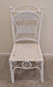 lot 199 image: LL - Vintage White Wicker Chair