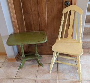 lot 208 image: ML - Vintage Painted Wood Chair & Side Table Set - Distressed Green Table & Cream Chair