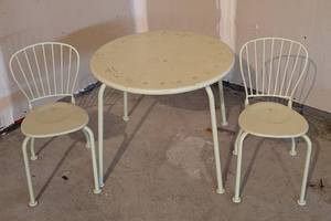 lot 215 image: G - Kids Metal Table Set - 24-in Round Table & 2 Chairs