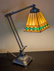 lot 51 image: UL - Adjustable Tiffany-Style Stained Glass Table Lamp